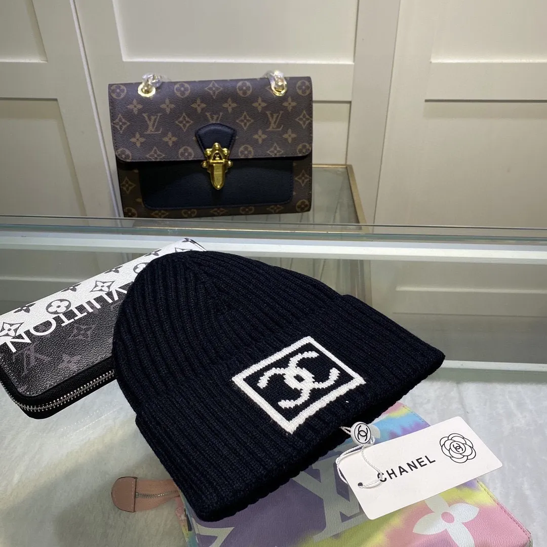 P46 comes with dust bag. CHANEL🎩cashmere wool quality knitted hat, fashionable, good quality, high-end, super soft! Super hot💖The texture is great and it’s great to match when out on the street! Fashion trends! A must-have item for autumn and winter, get it now!