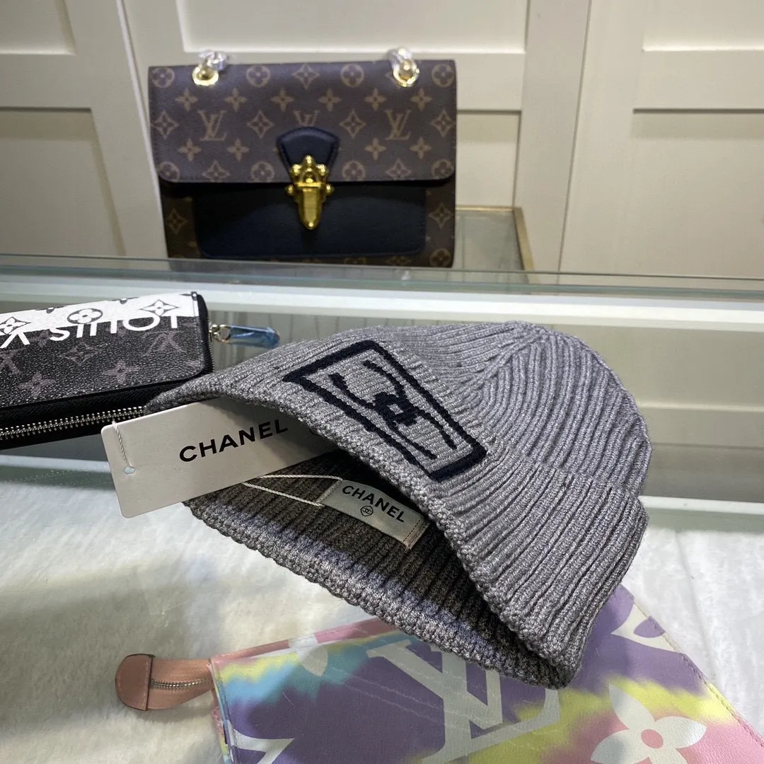 P46 comes with dust bag. CHANEL🎩cashmere wool quality knitted hat, fashionable, good quality, high-end, super soft! Super hot💖The texture is great and it’s great to match when out on the street! Fashion trends! A must-have item for autumn and winter, get it now!
