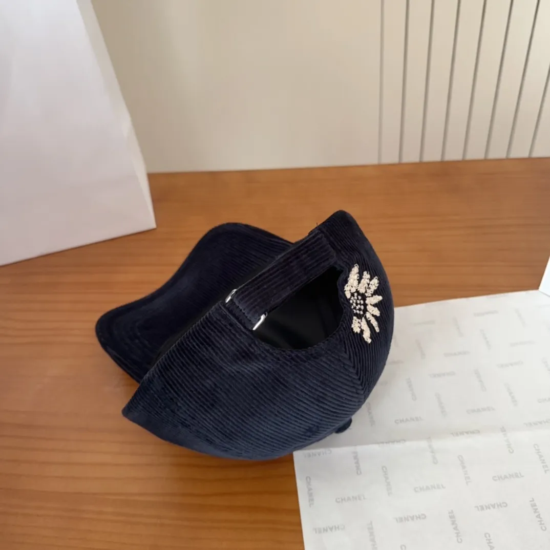 💰70 Chanel new autumn corduroy baseball cap🧢 The colors of the small label are really eye-catching. The soft top design of the entire hat fits perfectly on the head and is very comfortable. The color and texture are relatively retro and very versatile. Highly recommended. A must-have item for everyone✔️✔️