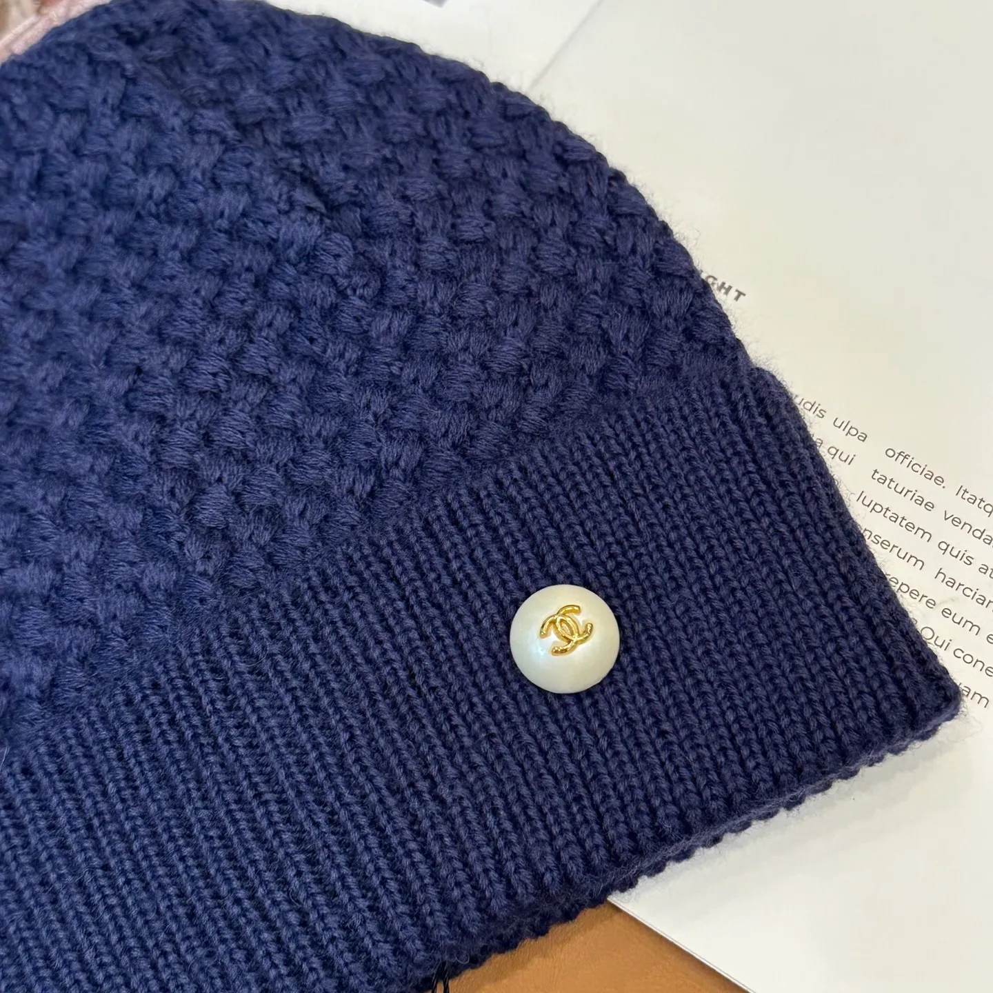 P70 Chanel official website quality Chanel autumn and winter fashion blogger recommended knitted hat, which hides a quiet sense of luxury. Every line is neat and generous, simple but not simple, generous and stylish. Every detail shows high-end taste, and the sense of fashion becomes more and more intriguing in the restraint.