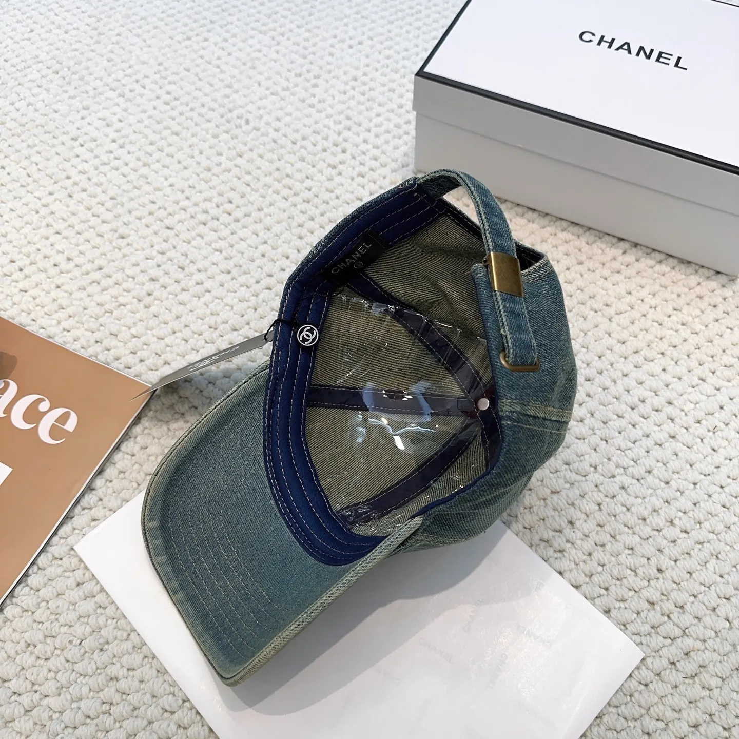 P60 CHANEL Chanel new style 🆕denim blue retro style baseball cap 🧢🔸 Take it out for holiday travel and look beautiful❕ Second-hand style. This kind of hat is not easy to match 😬 Ready in stock