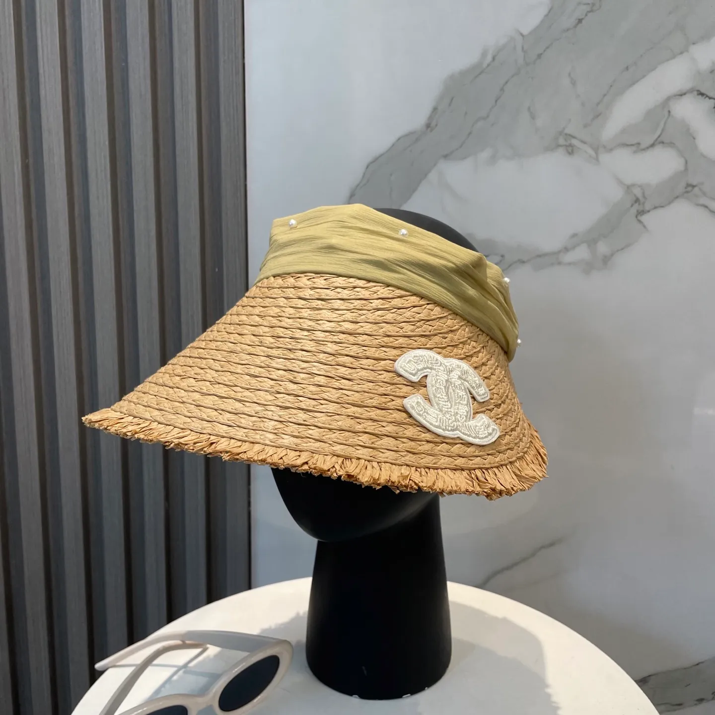 P70 Chanel's new hollow top hat, sweet style 💙Because the hat is hollow, you won't feel stuffy in summer and it doesn't pick up your hairstyle and face shape! The sun protection effect is no less than that of a professional sun protection cloth hat. Just buy the western style one🙄