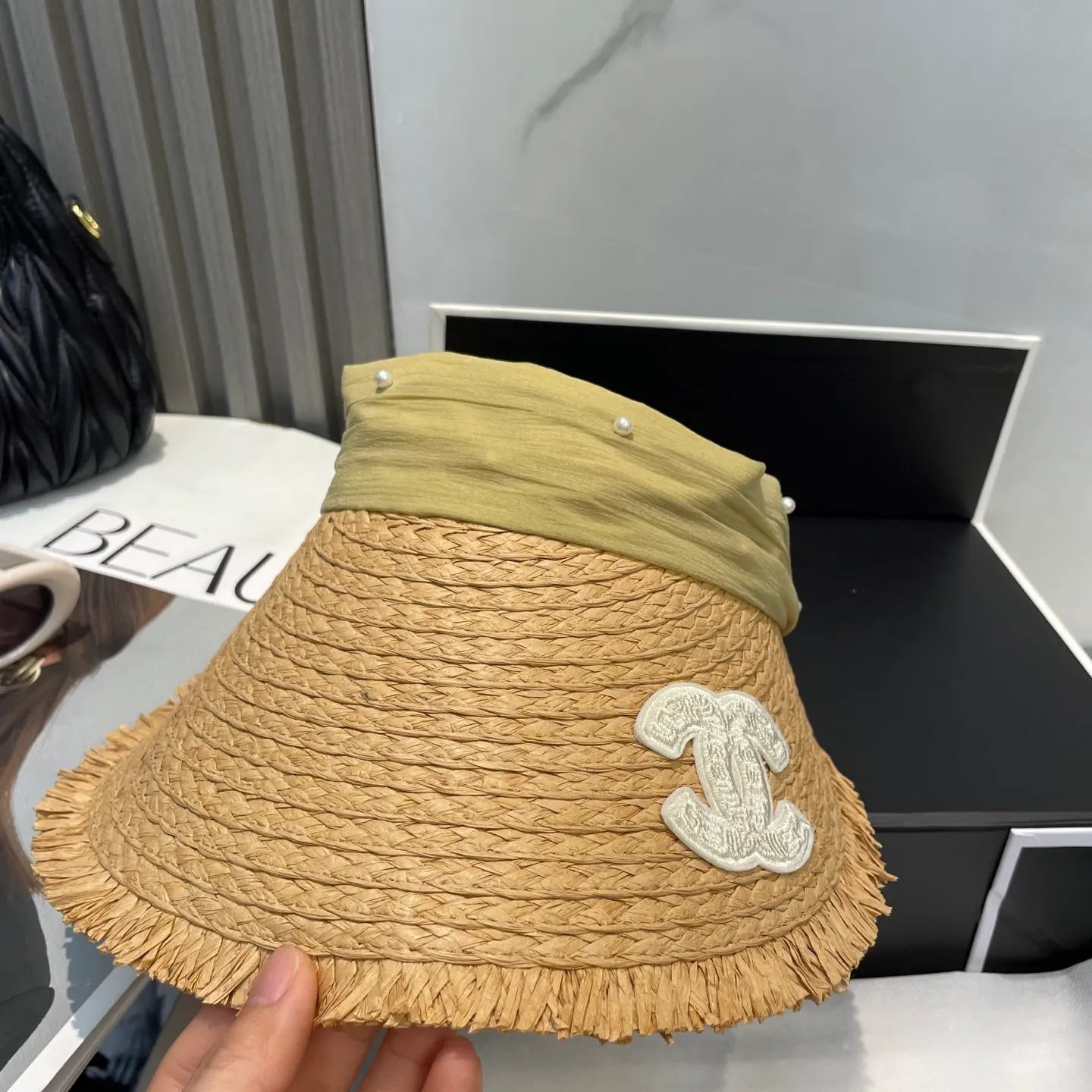 P70 Chanel's new hollow top hat, sweet style 💙Because the hat is hollow, you won't feel stuffy in summer and it doesn't pick up your hairstyle and face shape! The sun protection effect is no less than that of a professional sun protection cloth hat. Just buy the western style one🙄