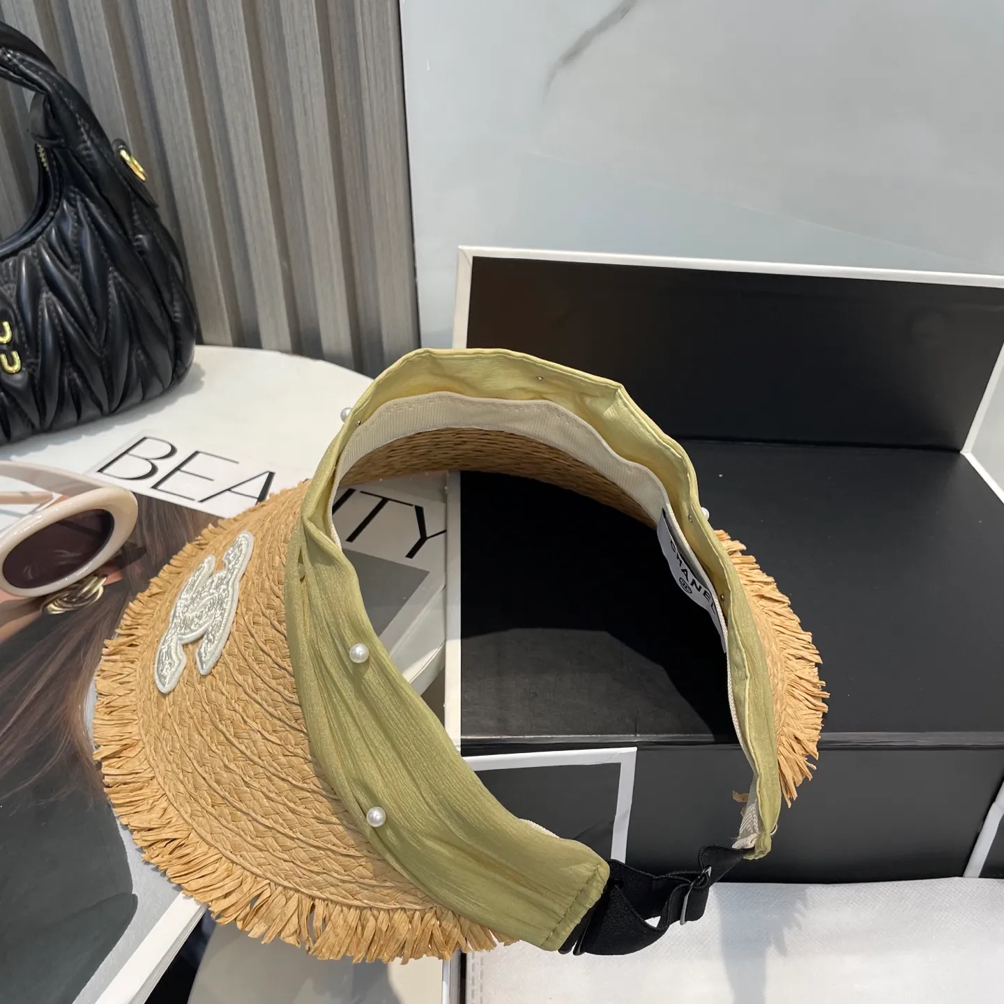 P70 Chanel's new hollow top hat, sweet style 💙Because the hat is hollow, you won't feel stuffy in summer and it doesn't pick up your hairstyle and face shape! The sun protection effect is no less than that of a professional sun protection cloth hat. Just buy the western style one🙄