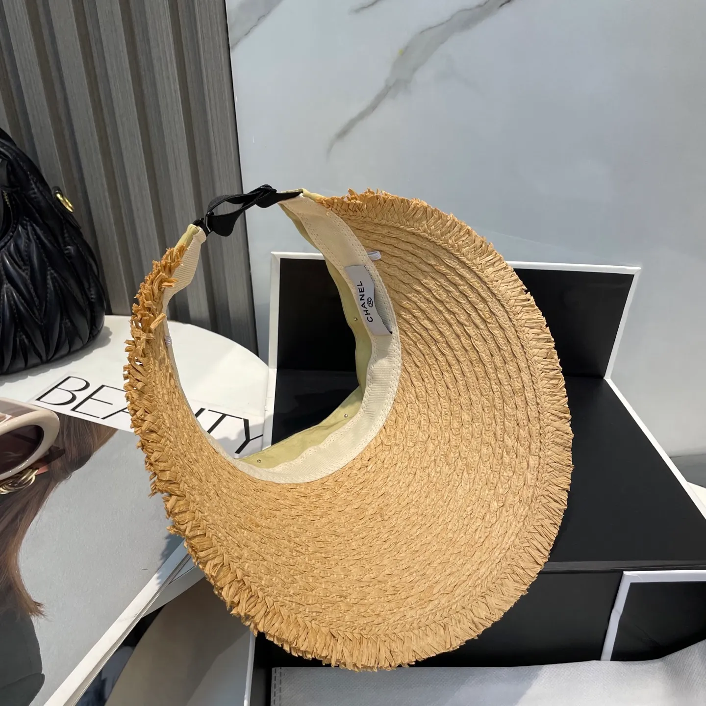 P70 Chanel's new hollow top hat, sweet style 💙Because the hat is hollow, you won't feel stuffy in summer and it doesn't pick up your hairstyle and face shape! The sun protection effect is no less than that of a professional sun protection cloth hat. Just buy the western style one🙄