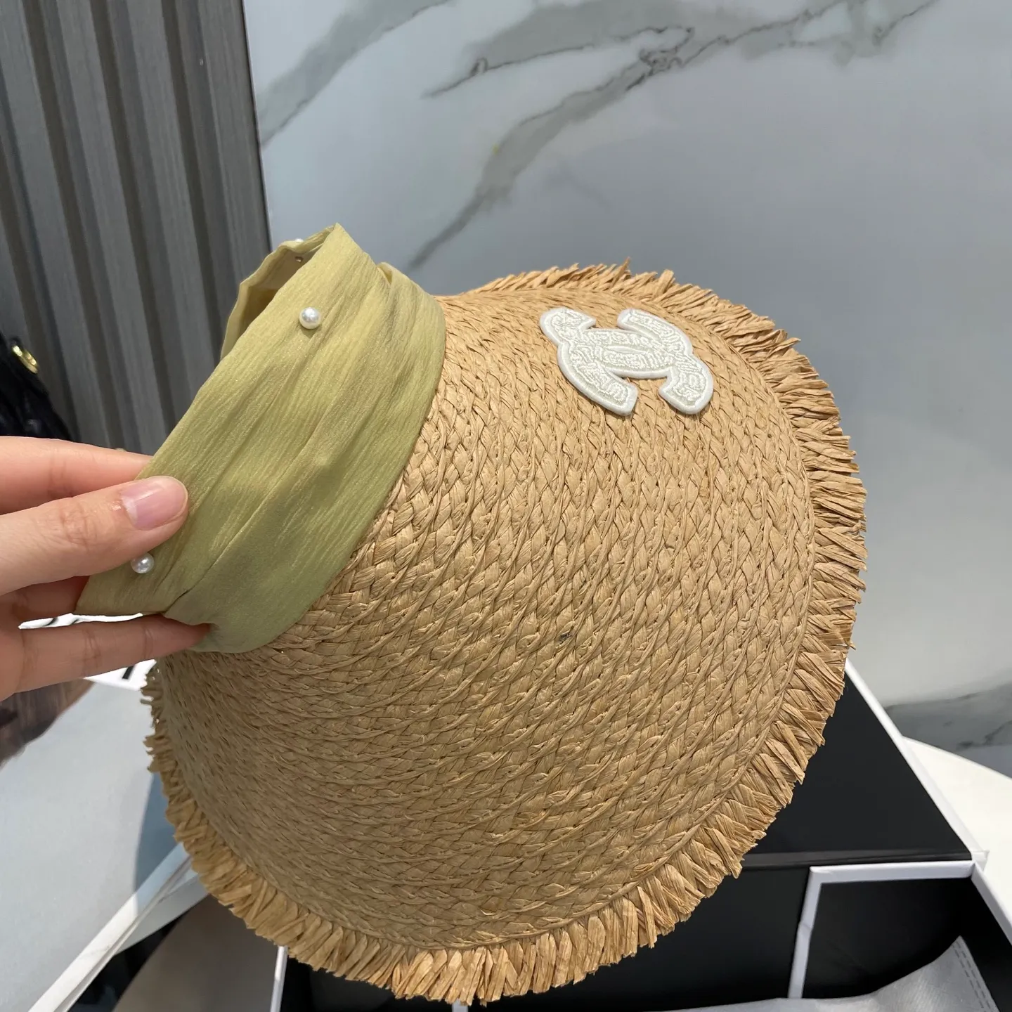 P70 Chanel's new hollow top hat, sweet style 💙Because the hat is hollow, you won't feel stuffy in summer and it doesn't pick up your hairstyle and face shape! The sun protection effect is no less than that of a professional sun protection cloth hat. Just buy the western style one🙄