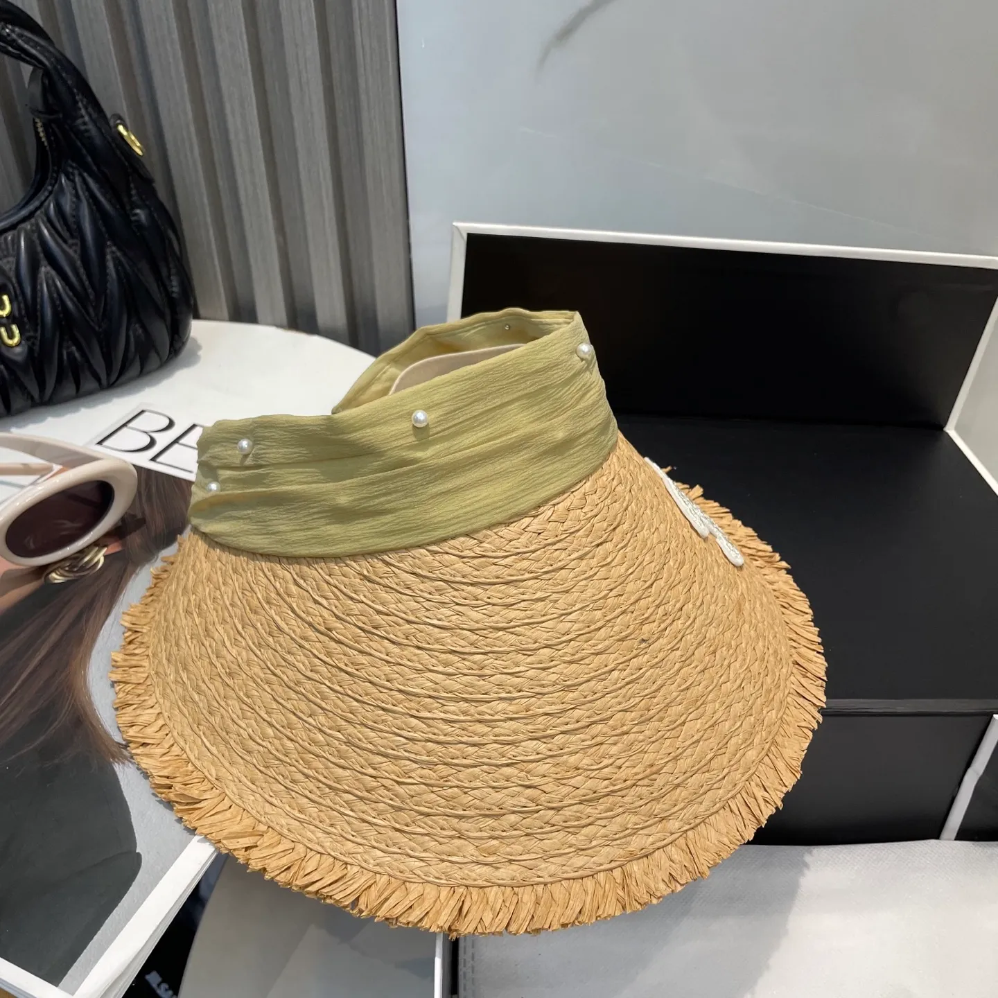 P70 Chanel's new hollow top hat, sweet style 💙Because the hat is hollow, you won't feel stuffy in summer and it doesn't pick up your hairstyle and face shape! The sun protection effect is no less than that of a professional sun protection cloth hat. Just buy the western style one🙄
