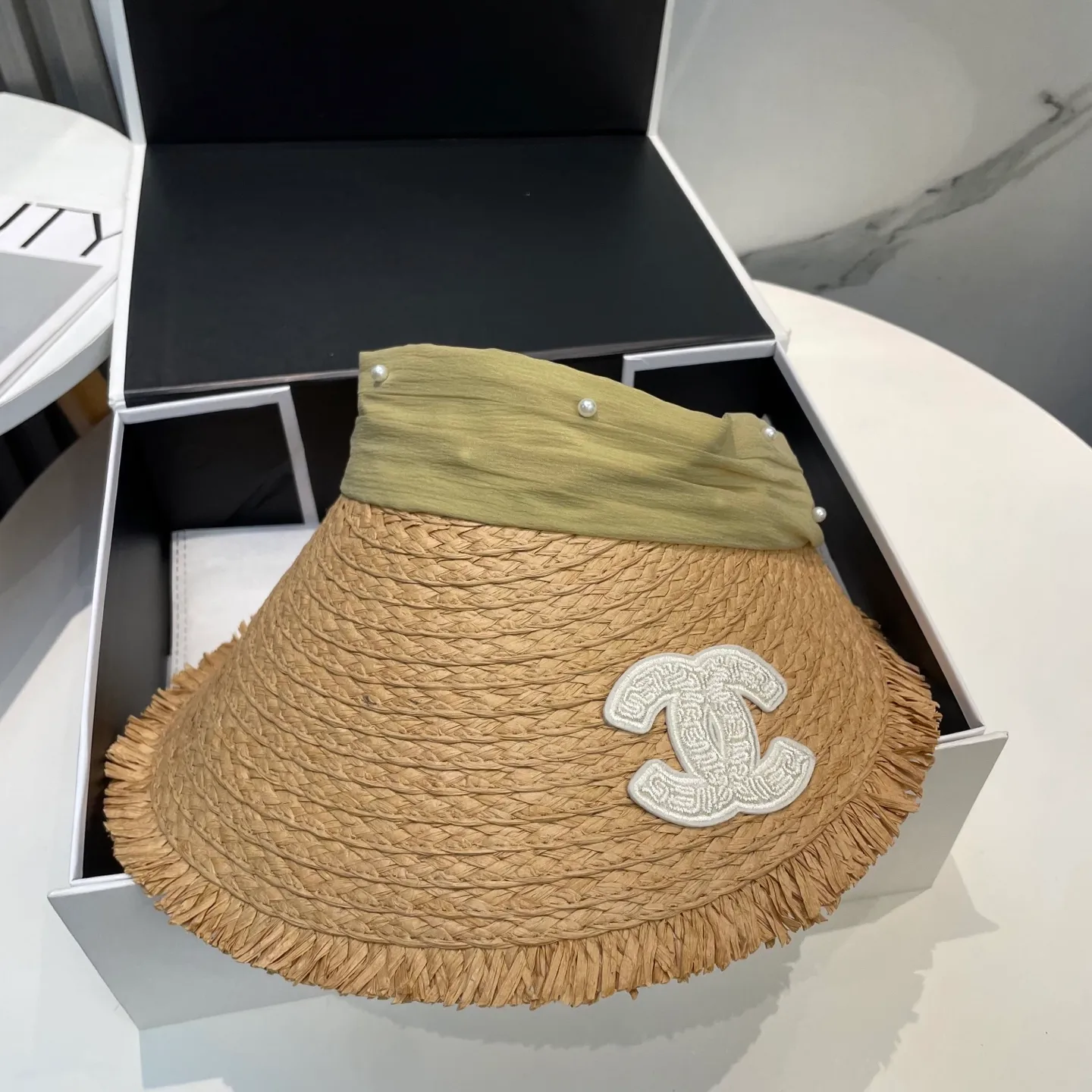P70 Chanel's new hollow top hat, sweet style 💙Because the hat is hollow, you won't feel stuffy in summer and it doesn't pick up your hairstyle and face shape! The sun protection effect is no less than that of a professional sun protection cloth hat. Just buy the western style one🙄