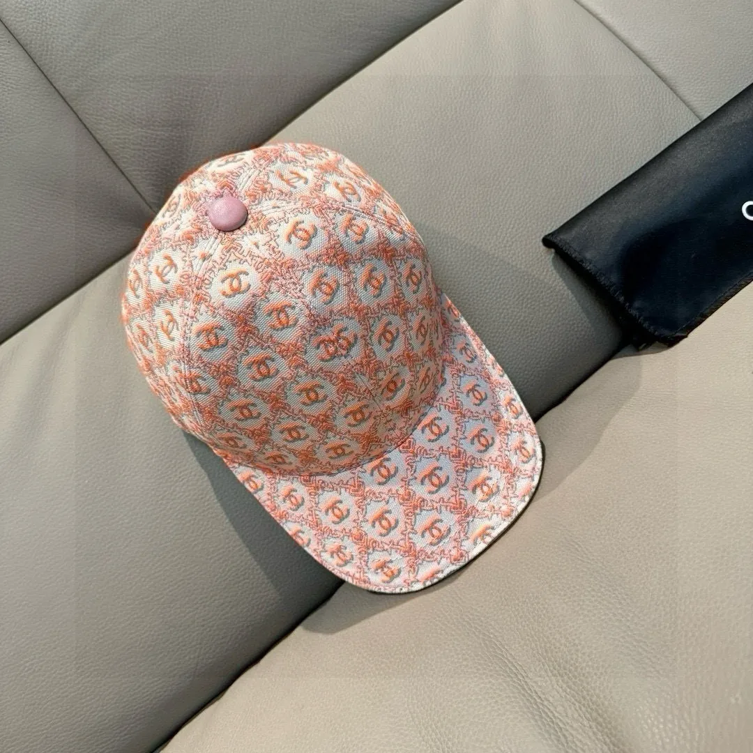 p90 new model shipped!   , Chanel (Chanel) new original baseball cap, small double C jacquard, 1:1 mold opening and customization at the counter, original canvas fabric + first layer of cowhide, light and breathable! The quality is great, the basic head circumference is 56cm, and the patch is adjustable.