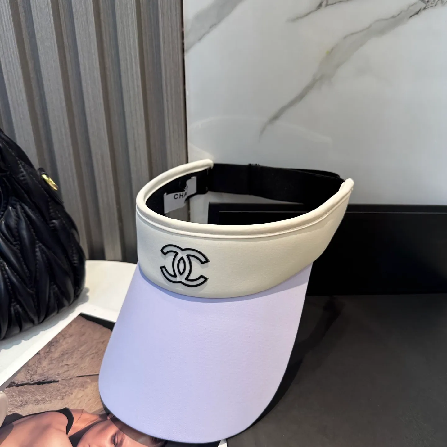 P56 Chanel's new ice silk empty top hat. Made of ice-like fabric, it is breathable and does not make you sweaty. It can keep you refreshed all day long even in the bright sun. It’s versatile and doesn’t matter your face shape. Wear it casually and look like a Korean girl~