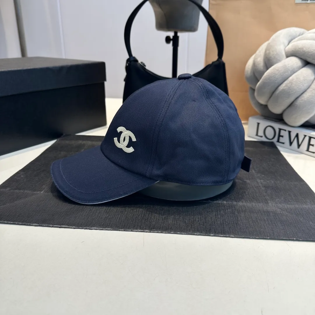 P90 These Chanel baseball caps are a must-have! The classic three colors of black, white and navy are simple and elegant. The iconic double C logo is super eye-catching and instantly enhances the fashion level💯. Whether it is paired with casual wear or a small dress, it can easily hold the whole audience~