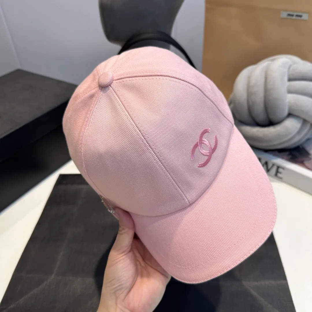P56 CHANEL Chanel new high version simple embroidered logo baseball cap 🧢New model shipped, big brand style is super easy to match