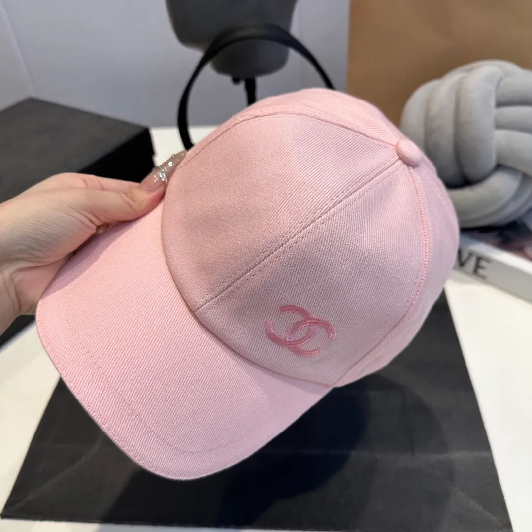 P56 CHANEL Chanel new high version simple embroidered logo baseball cap 🧢New model shipped, big brand style is super easy to match