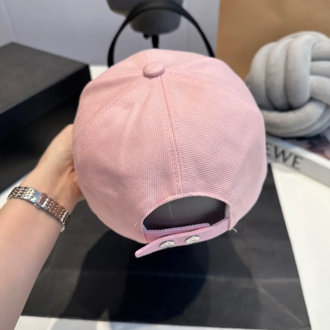 P56 CHANEL Chanel new high version simple embroidered logo baseball cap 🧢New model shipped, big brand style is super easy to match