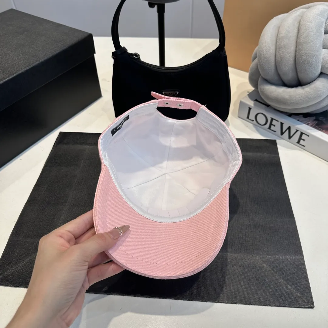 P56 CHANEL Chanel new high version simple embroidered logo baseball cap 🧢New model shipped, big brand style is super easy to match
