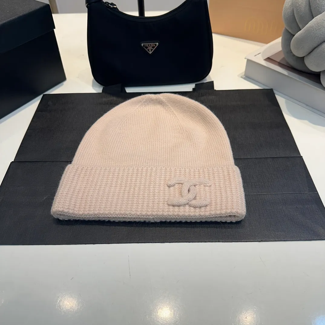 P60 Chanel official website quality Chanel autumn and winter woolen hat recommended by Internet celebrity fashion bloggers, Xiaohongshu hot style, super soft and comfortable knitted woolen hat with excellent elasticity!