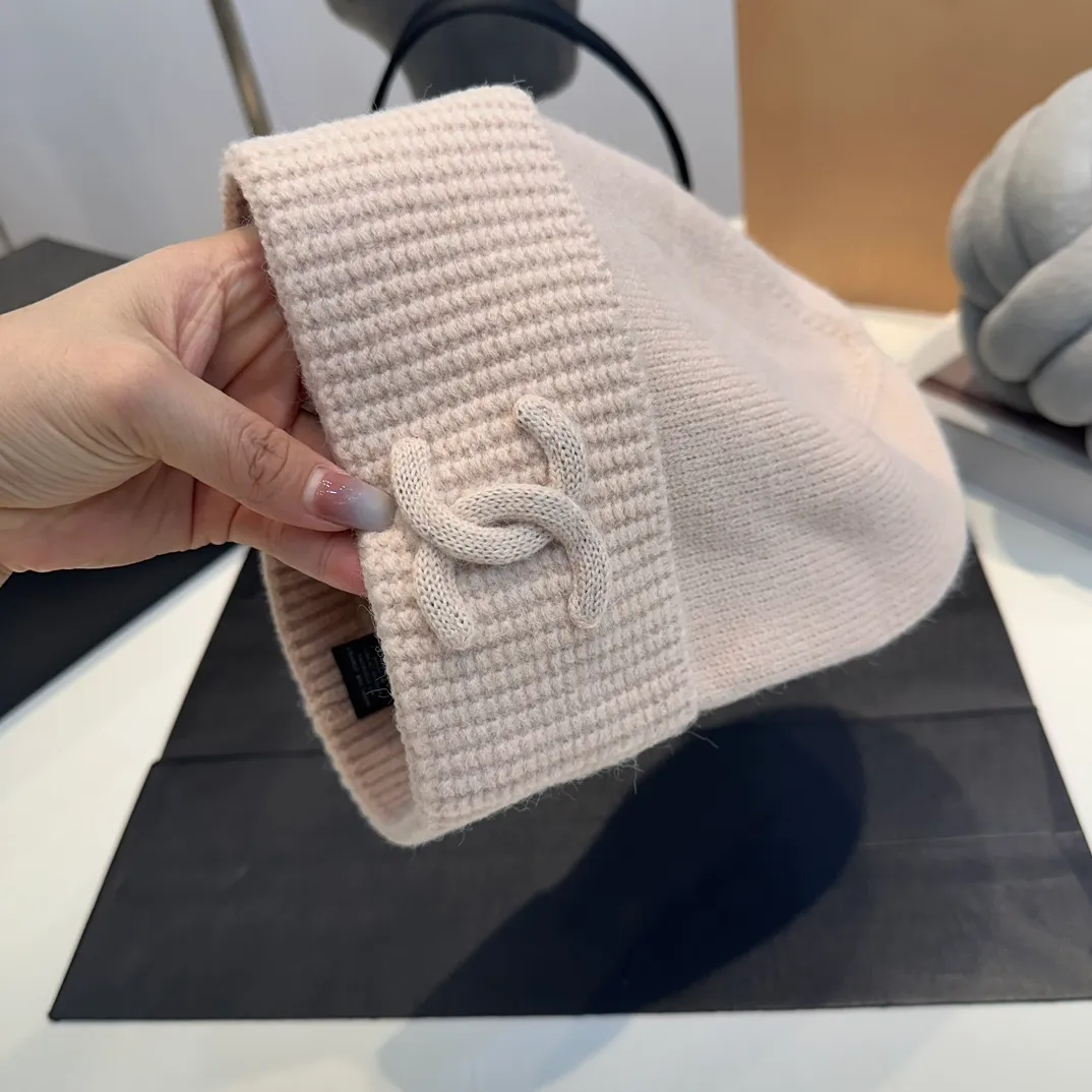 P60 Chanel official website quality Chanel autumn and winter woolen hat recommended by Internet celebrity fashion bloggers, Xiaohongshu hot style, super soft and comfortable knitted woolen hat with excellent elasticity!