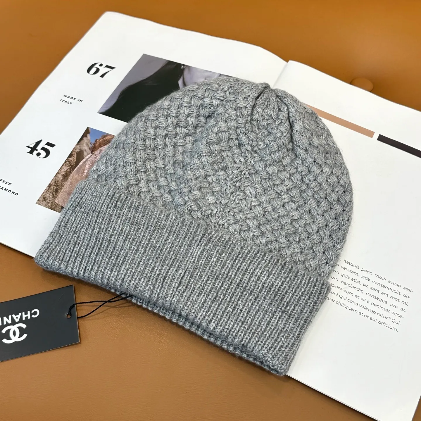 P70 Chanel official website quality Chanel autumn and winter fashion blogger recommended knitted hat, which hides a quiet sense of luxury. Every line is neat and generous, simple but not simple, generous and stylish. Every detail shows high-end taste, and the sense of fashion becomes more and more intriguing in the restraint.