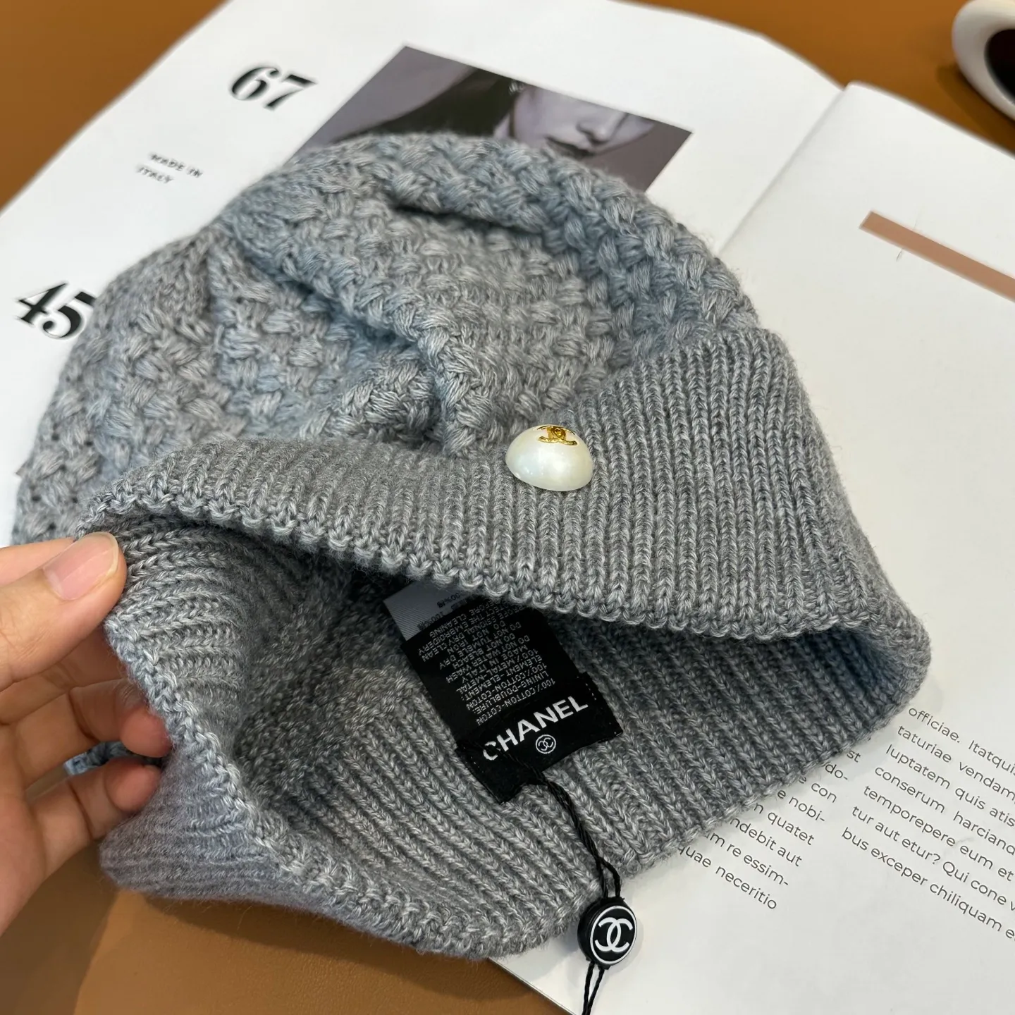 P70 Chanel official website quality Chanel autumn and winter fashion blogger recommended knitted hat, which hides a quiet sense of luxury. Every line is neat and generous, simple but not simple, generous and stylish. Every detail shows high-end taste, and the sense of fashion becomes more and more intriguing in the restraint.