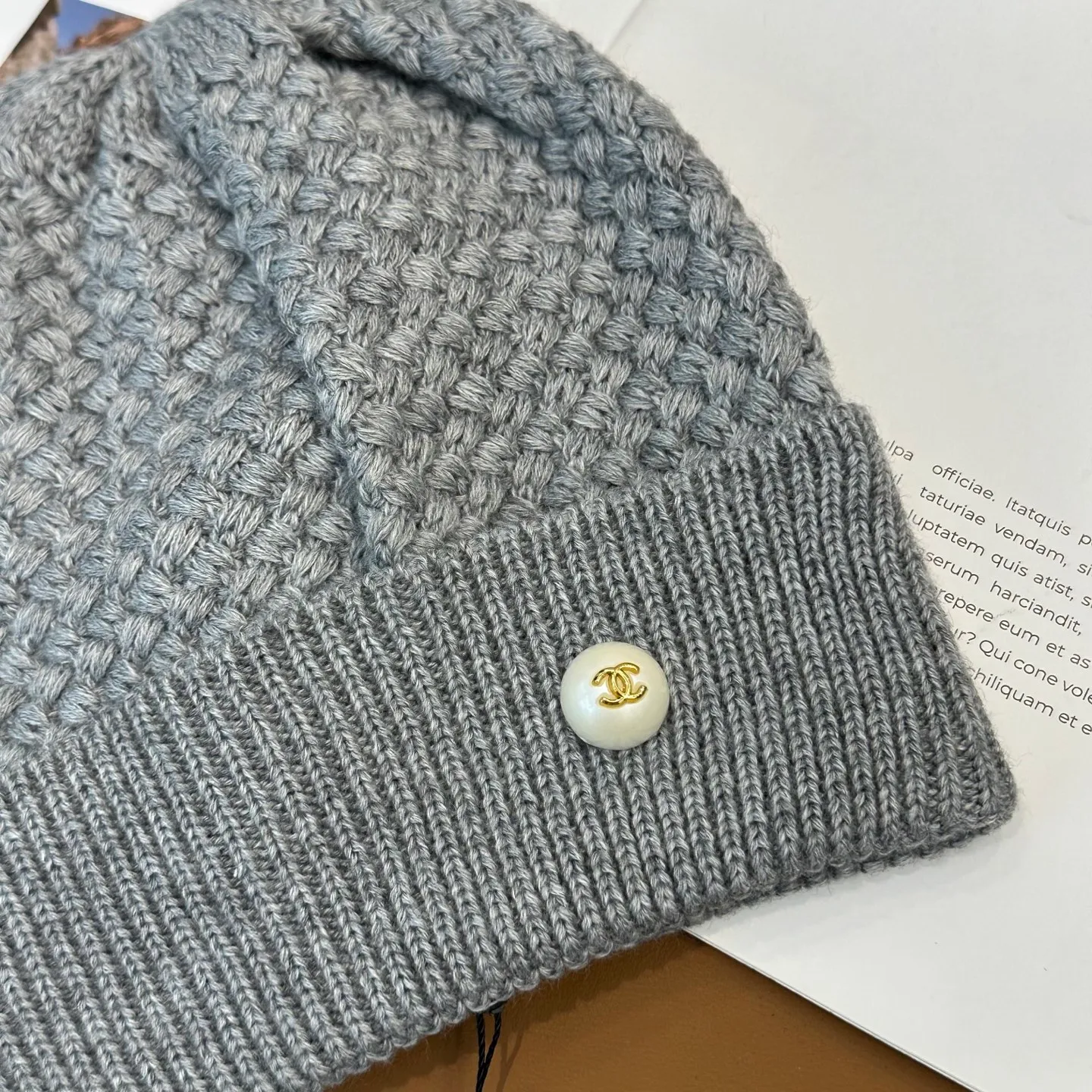 P70 Chanel official website quality Chanel autumn and winter fashion blogger recommended knitted hat, which hides a quiet sense of luxury. Every line is neat and generous, simple but not simple, generous and stylish. Every detail shows high-end taste, and the sense of fashion becomes more and more intriguing in the restraint.