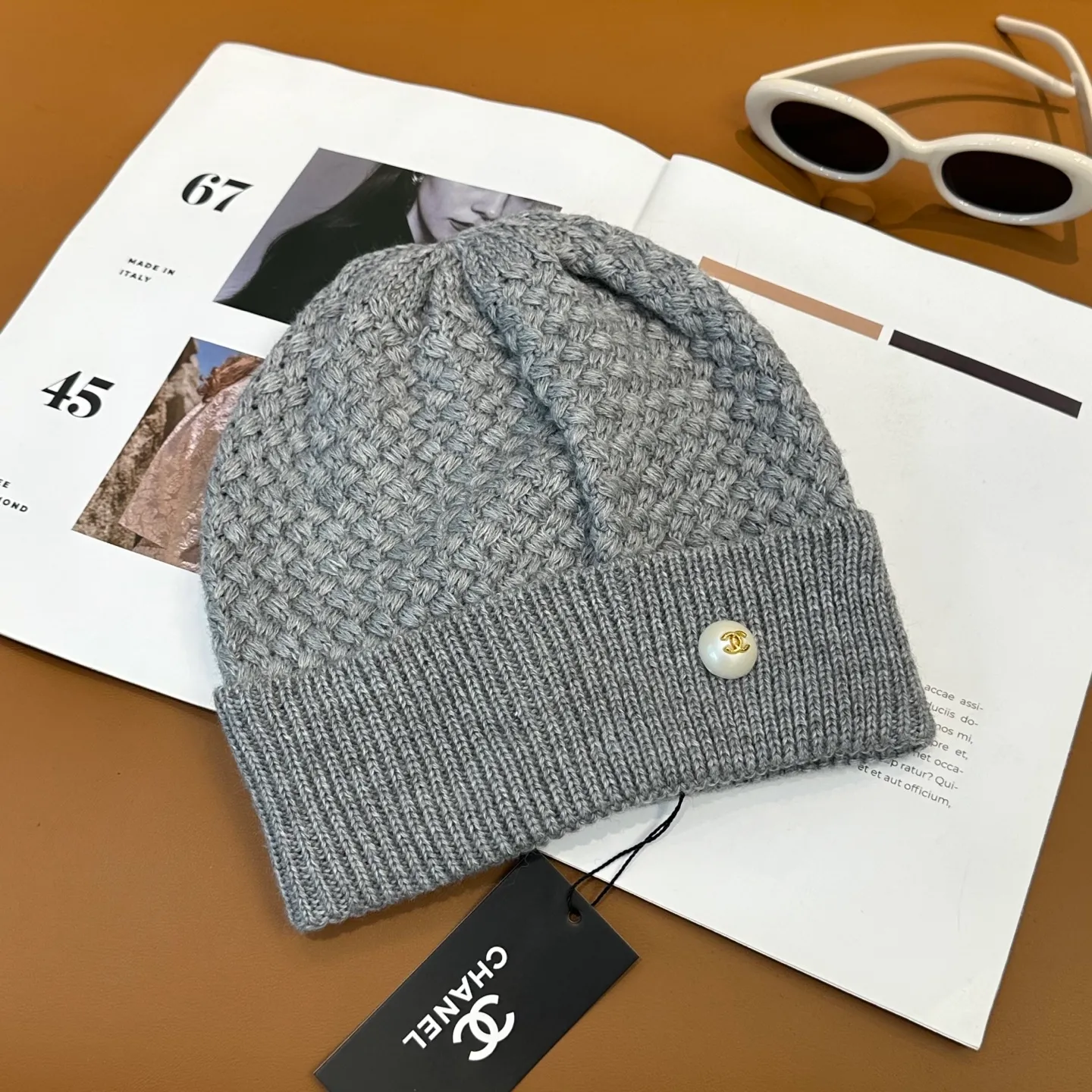 P70 Chanel official website quality Chanel autumn and winter fashion blogger recommended knitted hat, which hides a quiet sense of luxury. Every line is neat and generous, simple but not simple, generous and stylish. Every detail shows high-end taste, and the sense of fashion becomes more and more intriguing in the restraint.