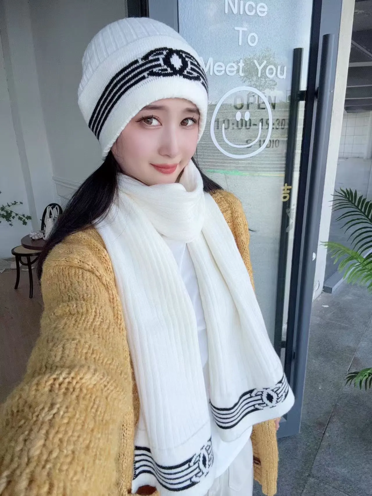 P150 CHANEL Xiaohongshu popular style, official website new classic suit hat! Hat ➕Scarf! It feels great in hand! It’s warm and super comfortable. This winter, all you need is a hat set like this. It’s warm and fashionable! Welcome to choose!!