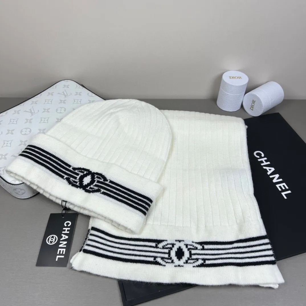 P150 CHANEL Xiaohongshu popular style, official website new classic suit hat! Hat ➕Scarf! It feels great in hand! It’s warm and super comfortable. This winter, all you need is a hat set like this. It’s warm and fashionable! Welcome to choose!!