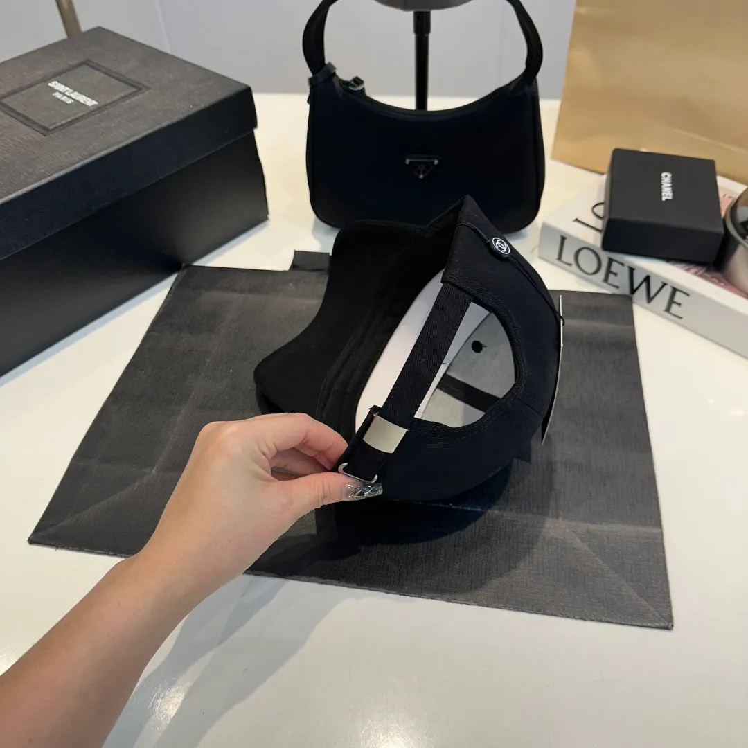 P60 Chanel's new autumn and winter classic casual and trendy style simple baseball cap🧢Japanese and Korean style, looks great with any combination! A must-have when traveling