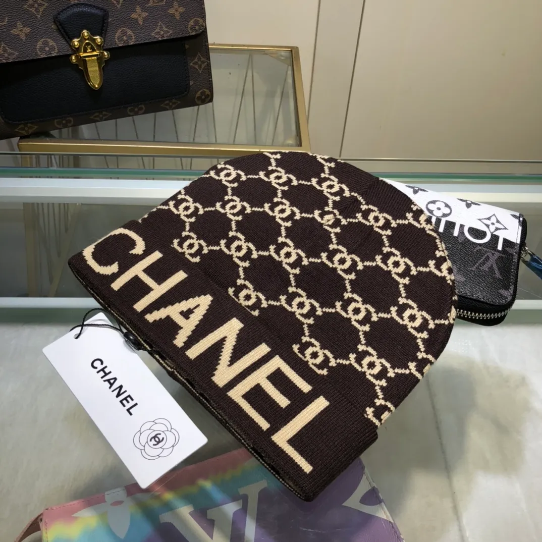 P70 comes with dust bag. CHANEL🎩cashmere wool quality knitted hat, fashionable, good quality, high-end, super soft! Super hot💖The texture is great and it’s great to match when out on the street! Fashion trends! A must-have item for autumn and winter, get it now!