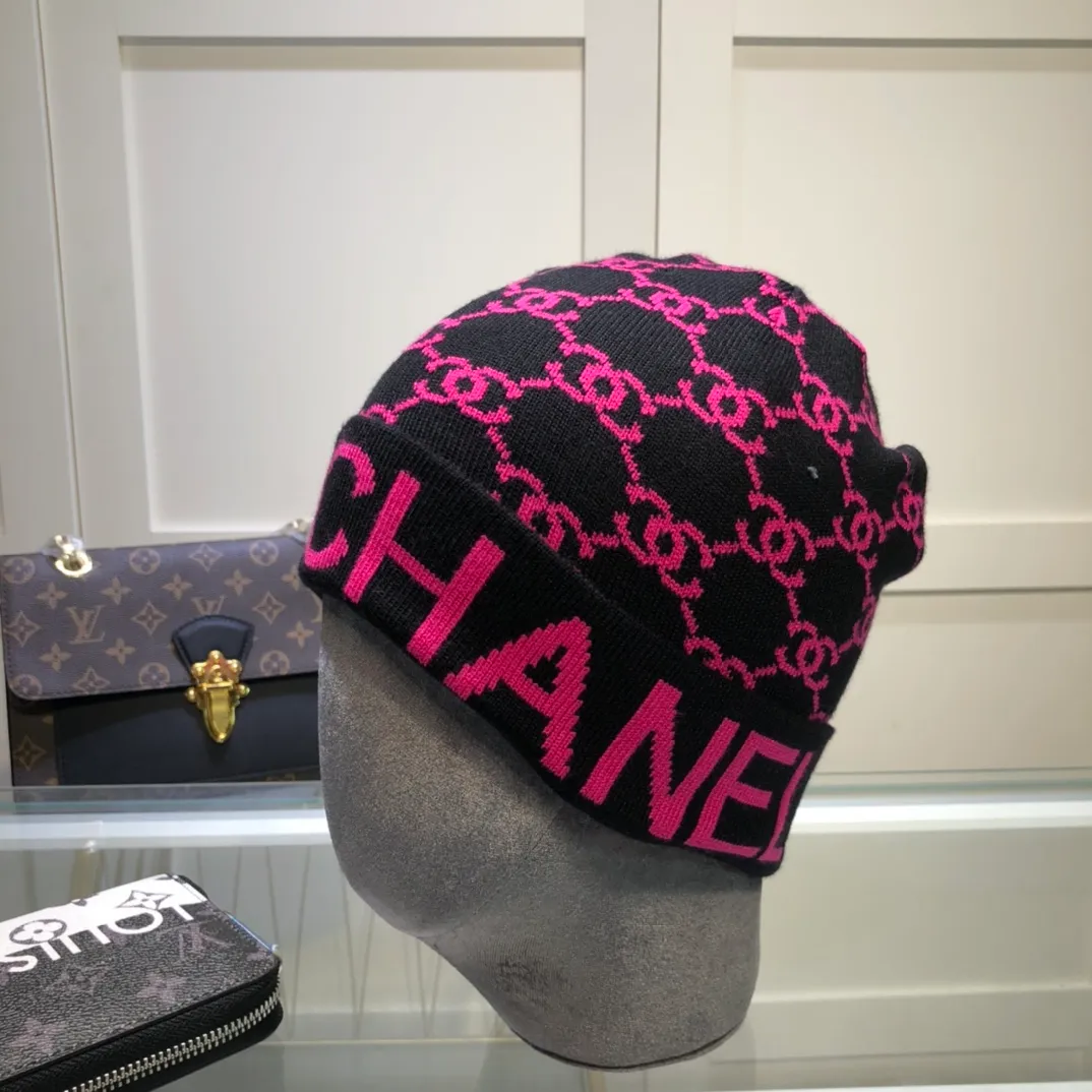 P70 comes with dust bag. CHANEL🎩cashmere wool quality knitted hat, fashionable, good quality, high-end, super soft! Super hot💖The texture is great and it’s great to match when out on the street! Fashion trends! A must-have item for autumn and winter, get it now!