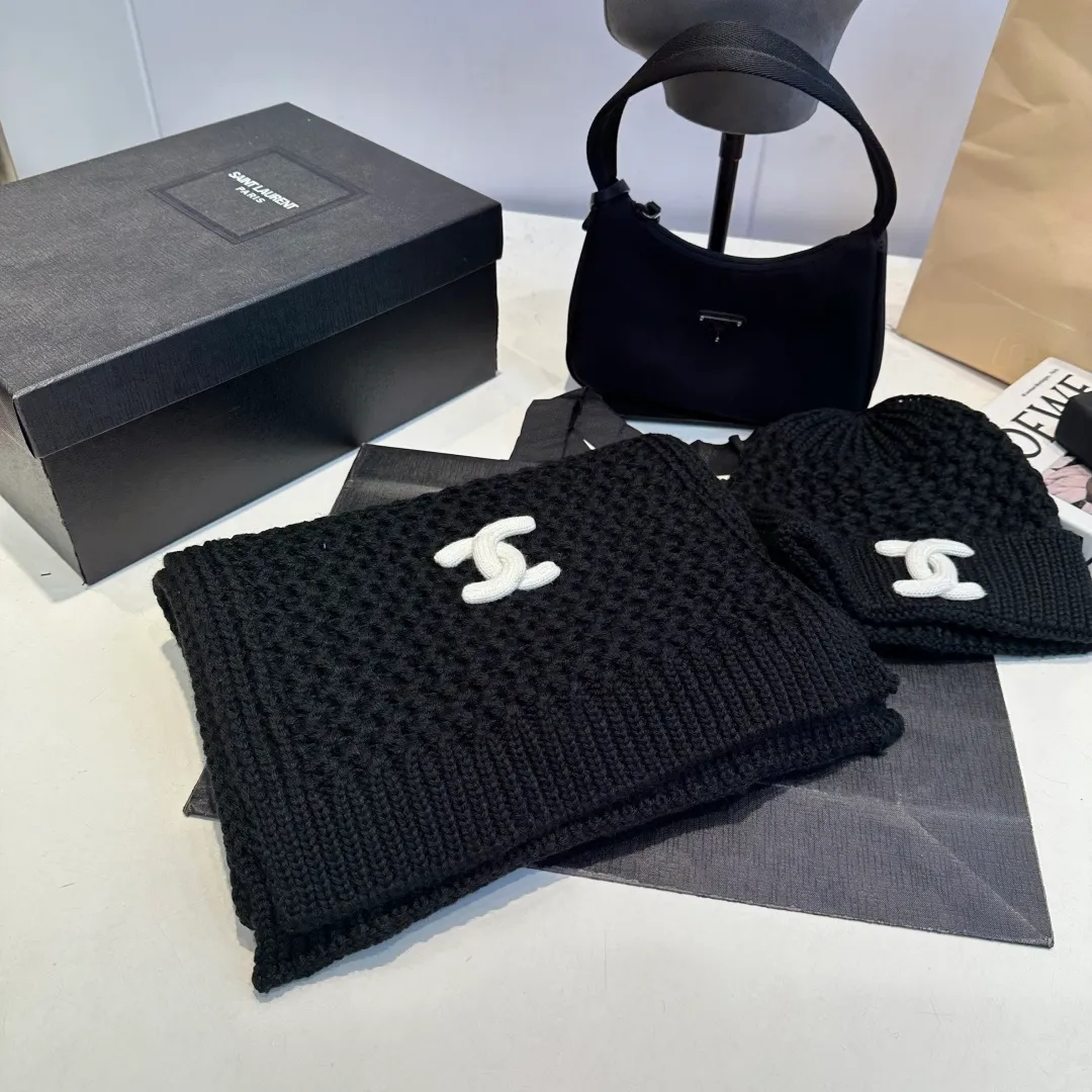 P180 CHANEL Chanel. Classic wool suit🌟hat+scarf, warm and super comfortable~A great tool for young ladies to reduce their age in winter~This winter, all you need is a set of hats~warm and fashionable