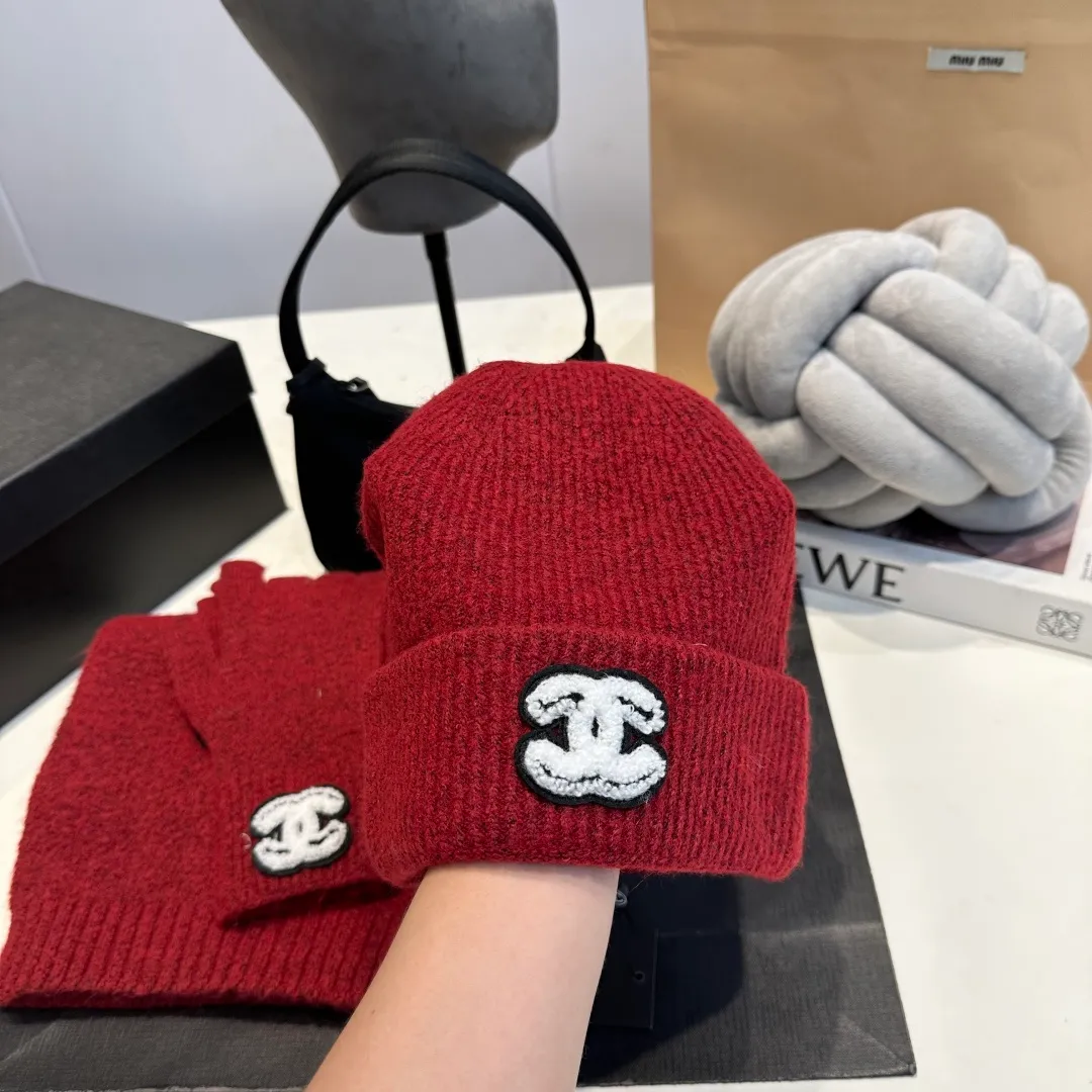 P170 CHANEL Xiaohongshu popular style, official website new classic suit hat! Hat+glove+hat feels great! It’s warm and super comfortable. This winter, all you need is a hat set like this. It’s warm and fashionable! Welcome to choose!