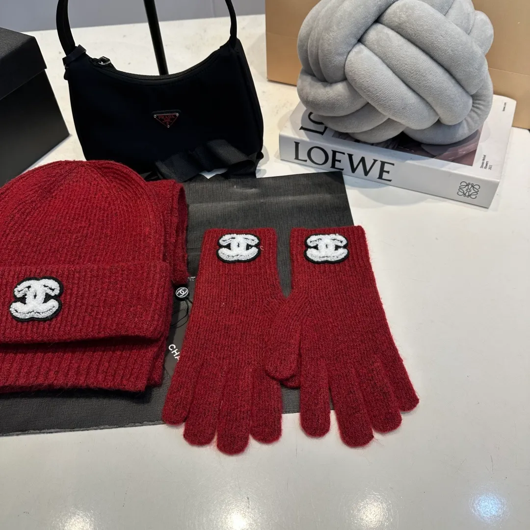 P170 CHANEL Xiaohongshu popular style, official website new classic suit hat! Hat+glove+hat feels great! It’s warm and super comfortable. This winter, all you need is a hat set like this. It’s warm and fashionable! Welcome to choose!