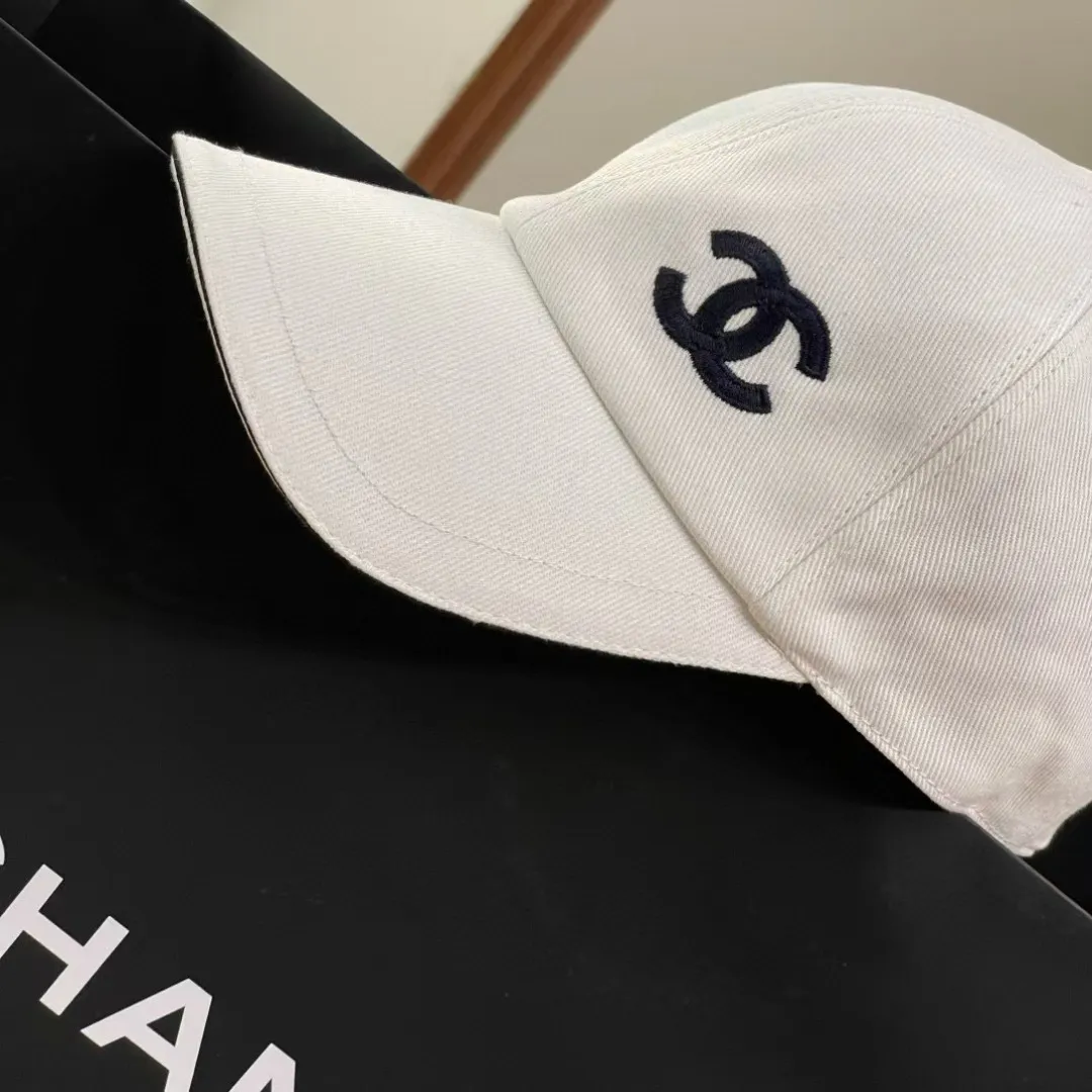 The P90 Chanel baseball cap is really amazing! New colors: Olive green is full of vitality, khaki is gentle and versatile, and the simple tones are perfect for daily outings~ The iconic double C logo is low-key and luxurious, and the exquisite embroidery highlights the quality. Wear it casually and you will instantly feel fashionable. Who wouldn’t love it?