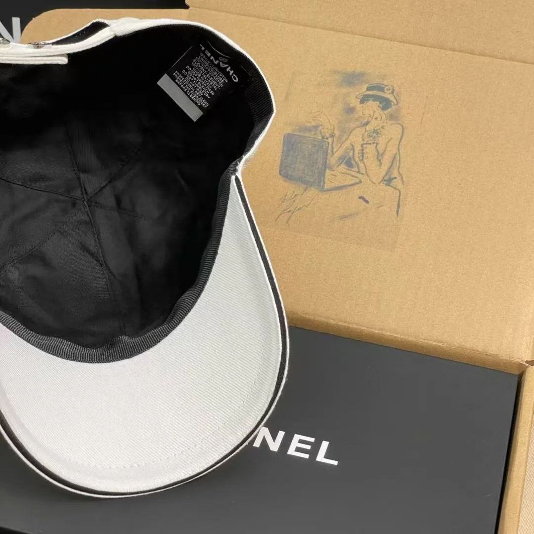 The P90 Chanel baseball cap is really amazing! New colors: Olive green is full of vitality, khaki is gentle and versatile, and the simple tones are perfect for daily outings~ The iconic double C logo is low-key and luxurious, and the exquisite embroidery highlights the quality. Wear it casually and you will instantly feel fashionable. Who wouldn’t love it?