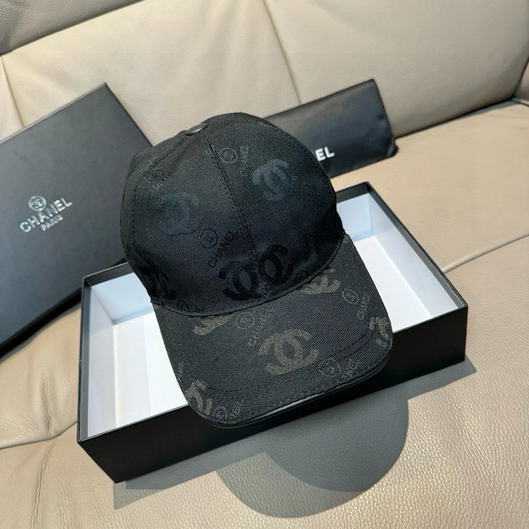 p90., Chanel (Chanel) classic original baseball cap, classic double C, 1:1 mold opening and customization at the counter, original canvas fabric + first layer of cowhide, light and breathable! The quality is great, the basic head circumference is 56cm, and the patch is adjustable.