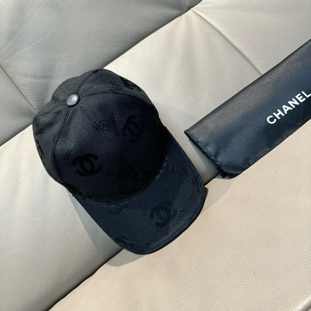 p90., Chanel (Chanel) classic original baseball cap, classic double C, 1:1 mold opening and customization at the counter, original canvas fabric + first layer of cowhide, light and breathable! The quality is great, the basic head circumference is 56cm, and the patch is adjustable.