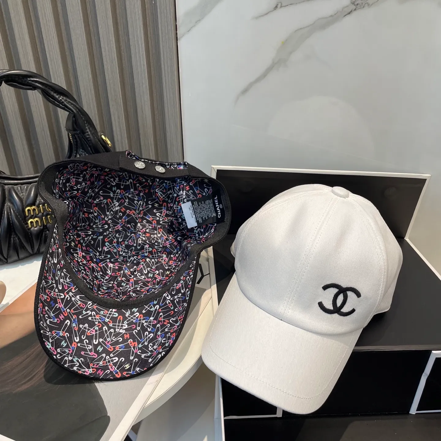 P90 Chanel (Chanel) counter new double-sided embroidered baseball cap🧢1:1 mold customization, three-dimensional embroidery, exquisite and flawless! 100% pure cotton fabric, original factory quality, exclusive physical photography.