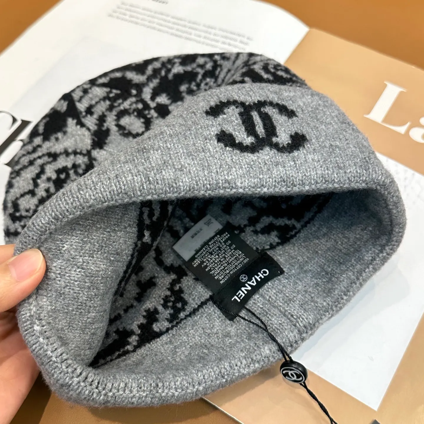 P60 Chanel Chanel's new autumn and winter camellia knitted hat recommended by internet celebrity fashion bloggers hides a quiet sense of high-end. Every line is neat and generous, simple but not simple, generous but not out of style. Every detail demonstrates high-end taste, and the sense of fashion becomes more and more intriguing in its restraint.