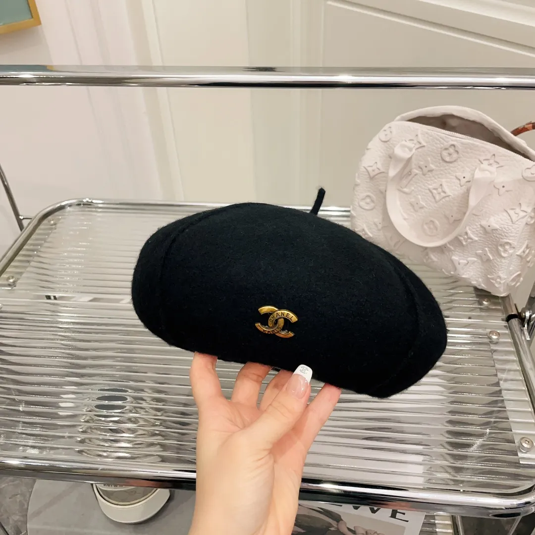 P70 Chanel Chanel's new Australian fur beret for autumn and winter. Delicate cashmere feel, 100% wool without additives, soft and waxy, warm, Japanese style and elegant.