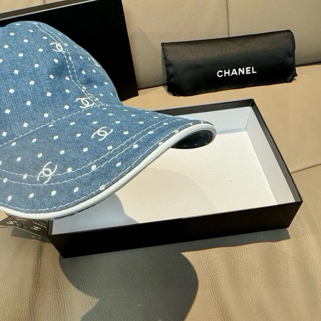 p90, Chanel (Chanel) new original baseball cap, denim small double C, 1:1 mold opening and customization at the counter, original denim fabric + first-layer cowhide, light and breathable! The quality is great, the basic head circumference is 56cm, and the patch is adjustable.