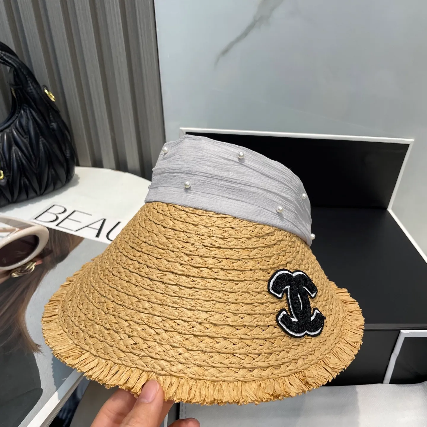 P70 Chanel's new hollow top hat, sweet style 💙Because the hat is hollow, you won't feel stuffy in summer and it doesn't pick up your hairstyle and face shape! The sun protection effect is no less than that of a professional sun protection cloth hat. Just buy the western style one🙄