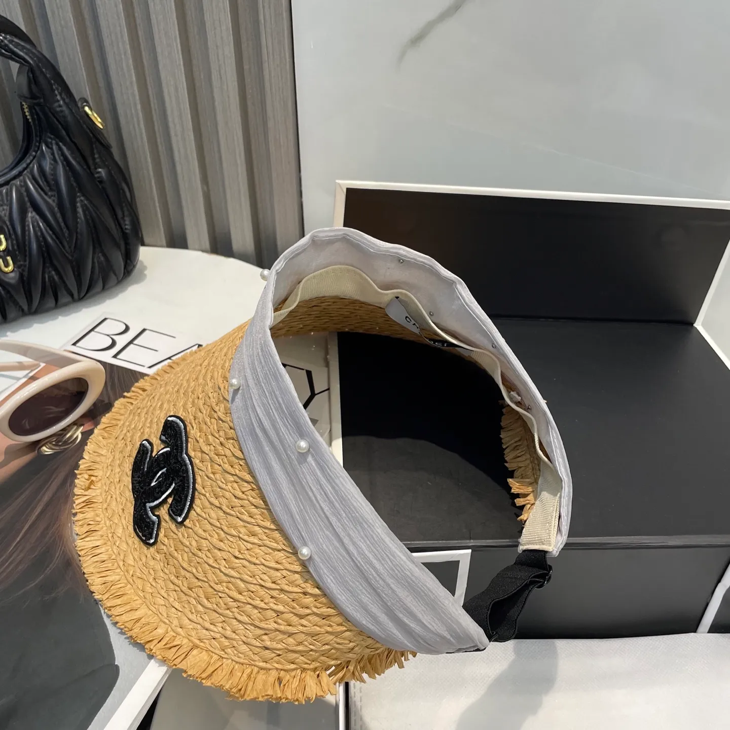 P70 Chanel's new hollow top hat, sweet style 💙Because the hat is hollow, you won't feel stuffy in summer and it doesn't pick up your hairstyle and face shape! The sun protection effect is no less than that of a professional sun protection cloth hat. Just buy the western style one🙄