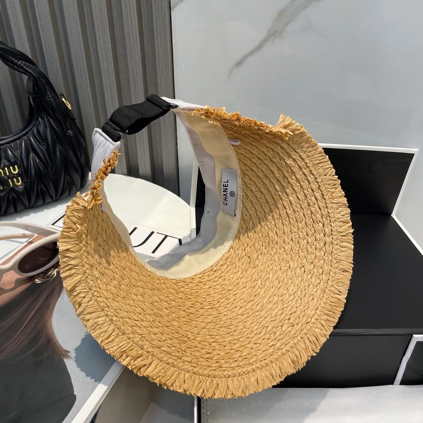 P70 Chanel's new hollow top hat, sweet style 💙Because the hat is hollow, you won't feel stuffy in summer and it doesn't pick up your hairstyle and face shape! The sun protection effect is no less than that of a professional sun protection cloth hat. Just buy the western style one🙄