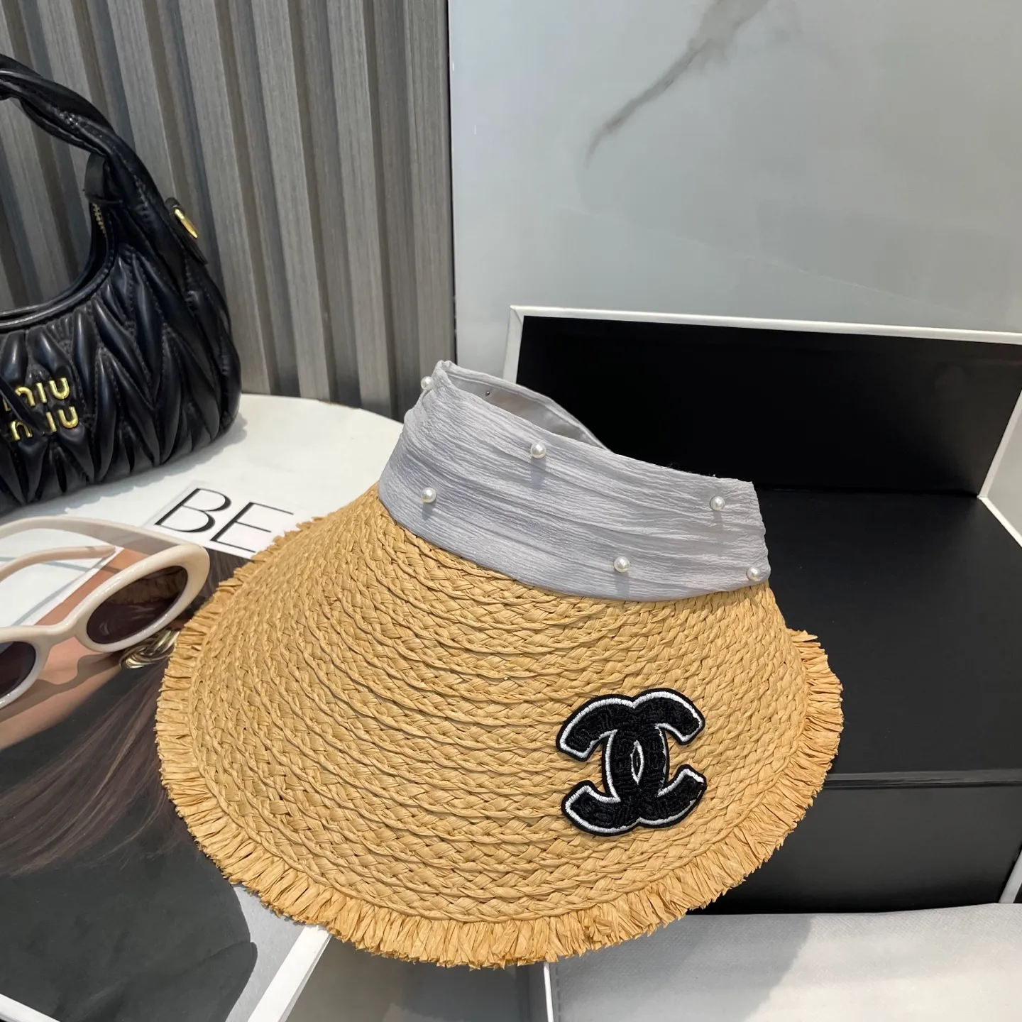 P70 Chanel's new hollow top hat, sweet style 💙Because the hat is hollow, you won't feel stuffy in summer and it doesn't pick up your hairstyle and face shape! The sun protection effect is no less than that of a professional sun protection cloth hat. Just buy the western style one🙄