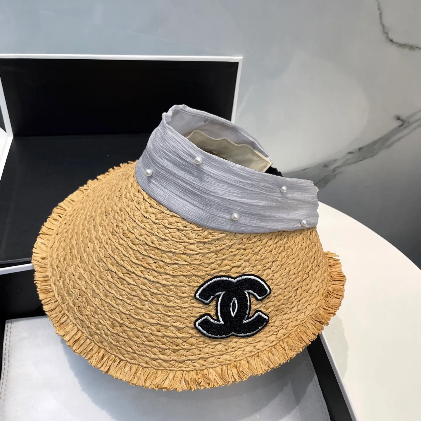 P70 Chanel's new hollow top hat, sweet style 💙Because the hat is hollow, you won't feel stuffy in summer and it doesn't pick up your hairstyle and face shape! The sun protection effect is no less than that of a professional sun protection cloth hat. Just buy the western style one🙄