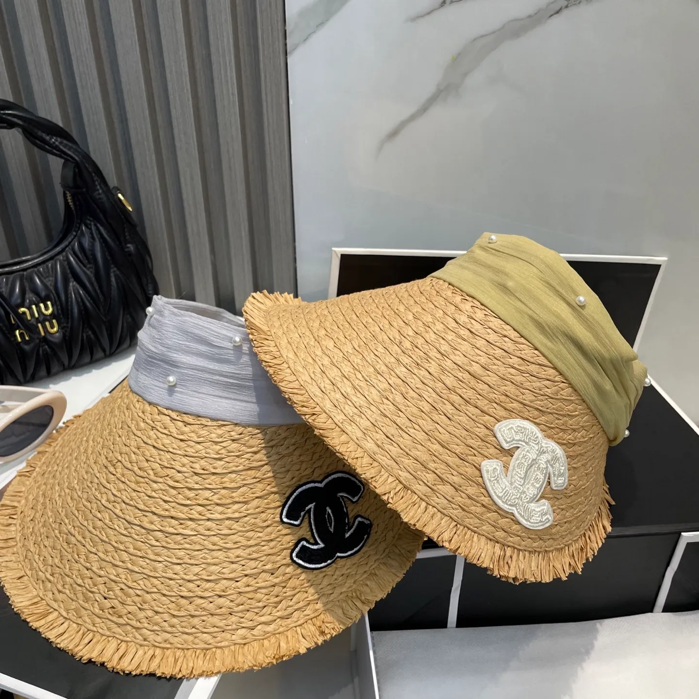 P70 Chanel's new hollow top hat, sweet style 💙Because the hat is hollow, you won't feel stuffy in summer and it doesn't pick up your hairstyle and face shape! The sun protection effect is no less than that of a professional sun protection cloth hat. Just buy the western style one🙄