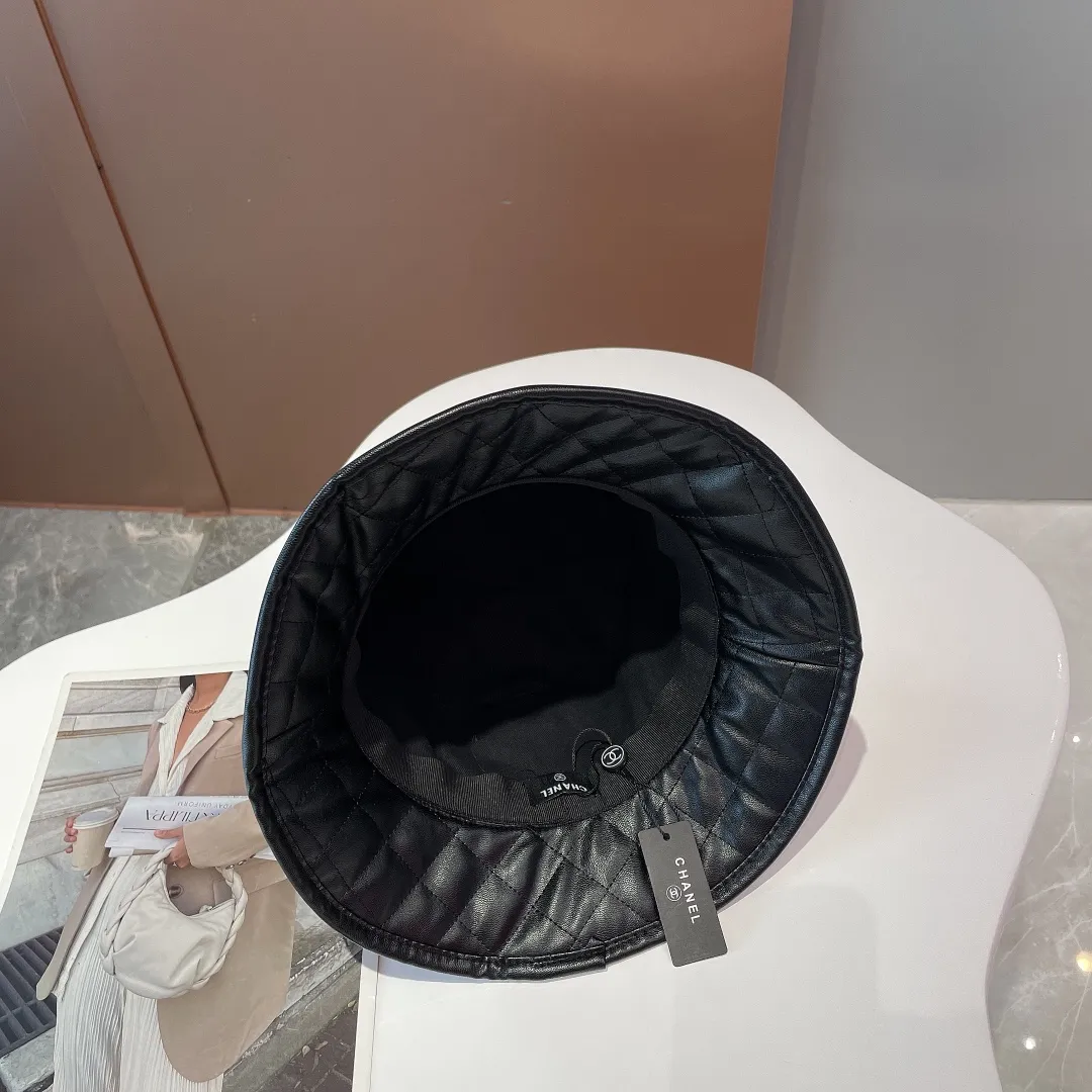 P70 CHANEL Chanel 2022 new autumn and winter original single internet celebrity popular bucket hat 🌹 Lingge small fragrant style bucket hat 😍👍 simple and elegant 👈🏻👍 casual and fashionable 👩 trendy and versatile