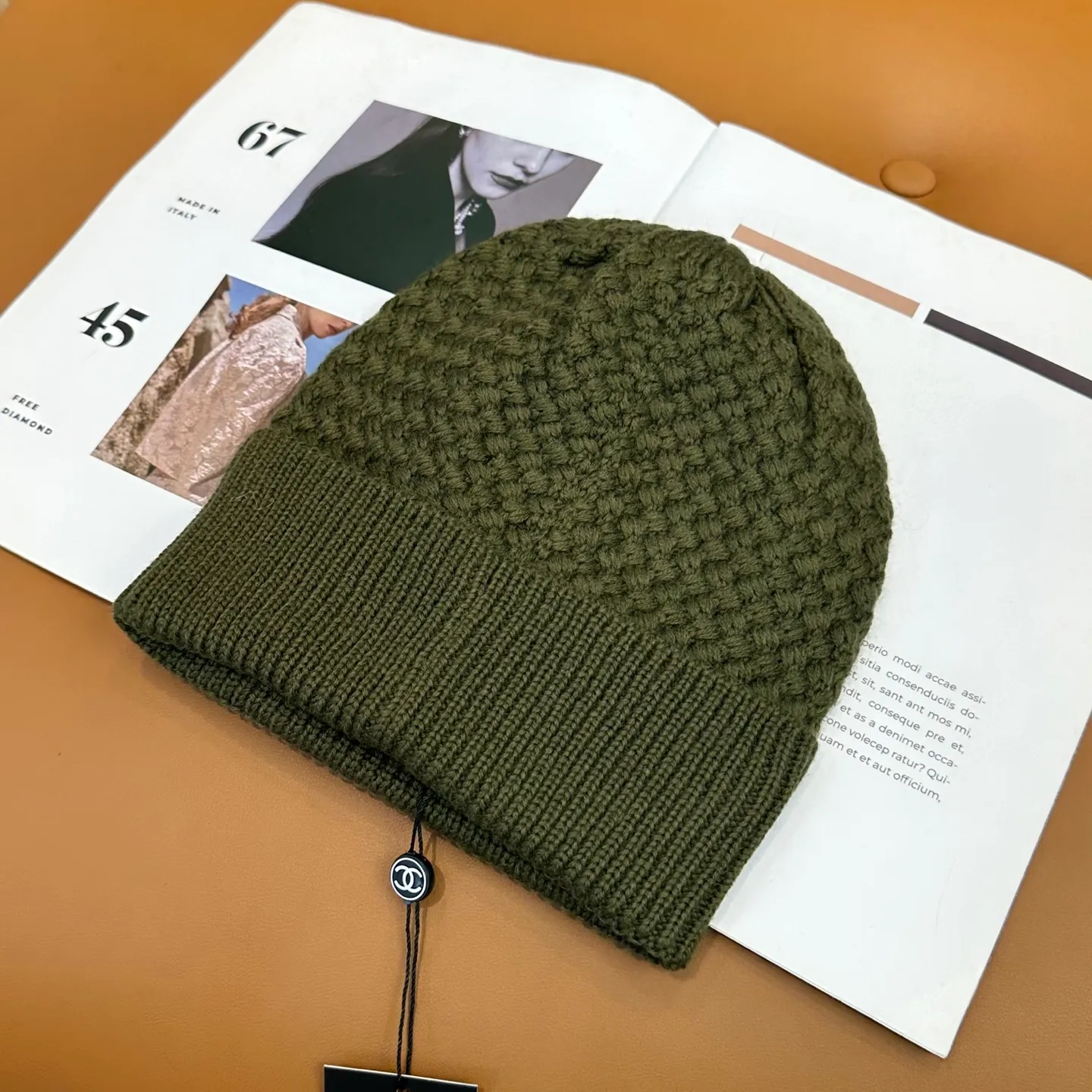 P70 Chanel official website quality Chanel autumn and winter fashion blogger recommended knitted hat, which hides a quiet sense of luxury. Every line is neat and generous, simple but not simple, generous and stylish. Every detail shows high-end taste, and the sense of fashion becomes more and more intriguing in the restraint.