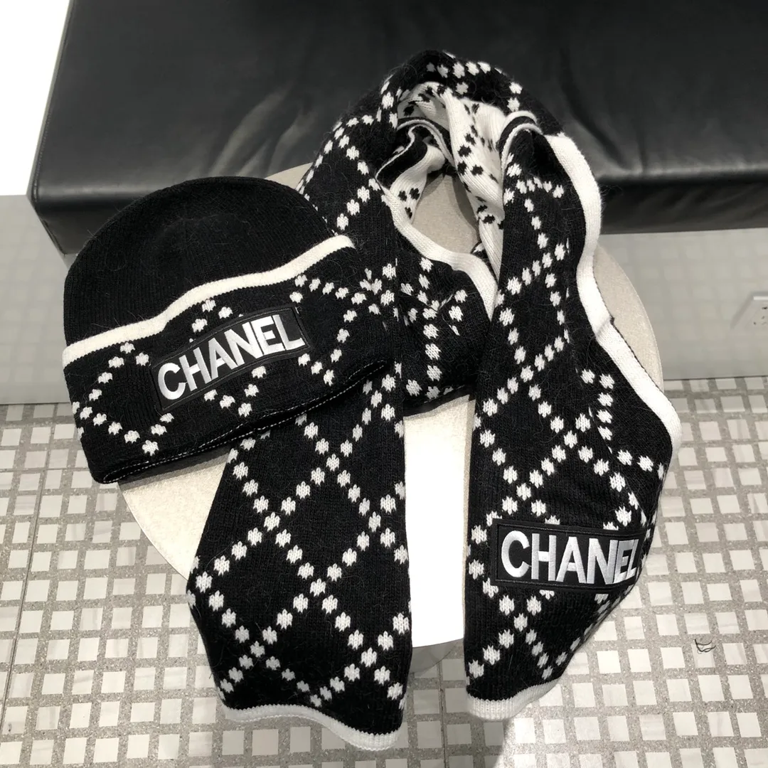 P280 CHANEL wool two-piece suit♥hat➕scarf! Classic suit hat! It's warm and super comfortable~A great tool for young ladies to reduce their age in winter~This winter, all you need is a set of hats~It's warm and fashionable!
